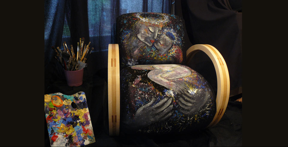 Fauteuil Mortimer créé par Paco Tourté et recouvert d'un tissu peint à la main par Emilie Teillaud, plasticienne.